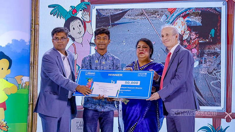 ঢাকার সোনারগাঁও হোটেলে সোমবার মীনা অ্যাওয়ার্ডস অনুষ্ঠানে শিশু সাংবাদিকদের হাতে পুরস্কার তুলে দেন এএফপির ব্যুরো প্রধান শফিকুল আলম, স্পিকার শিরীন শারমিন চৌধুরী এবং বাংলাদেশে ইউনিসেফ সহকারী প্রতিনিধি এমা ব্রিঘাম।