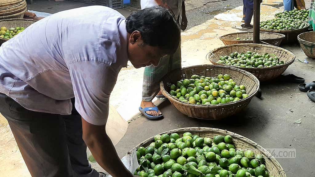 নাভিশ্বাসের গরমে স্বস্তি লেবুর বাজারে