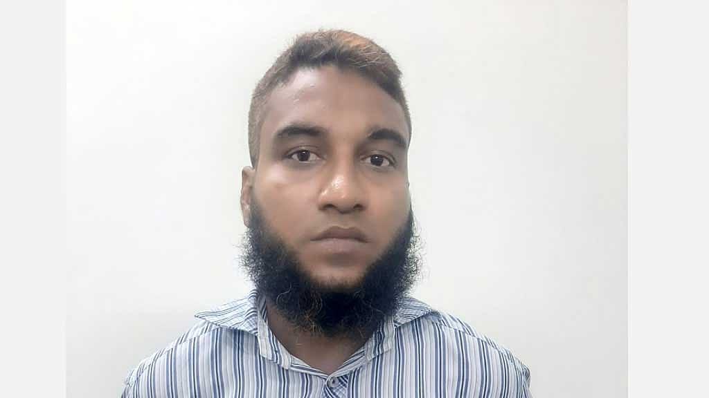একান্ত ছবি প্রকাশ করে টাকা চাওয়ার হুমকি, চট্টগ্রামে গ্রেপ্তার ১