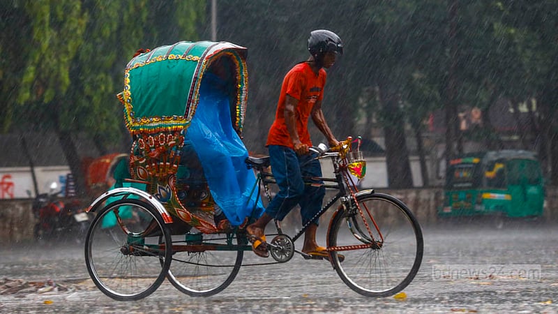 ঢাকা বিশ্ববিদ্যালয় এলাকায় মঙ্গলবার বিকালে বৃষ্টি থেকে মাথা বাঁচাতে হেলমেট পরে রিকশা চালাতে দেখা যায় একজনকে।