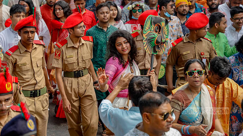 ঢাকের তালে নেচে শুক্রবার মঙ্গল শোভাযাত্রায় ‍আনন্দ উদযাপন করতে দেখা যায় ঢাকা বিশ্ববিদ্যালয়ের শিক্ষার্থীদের।