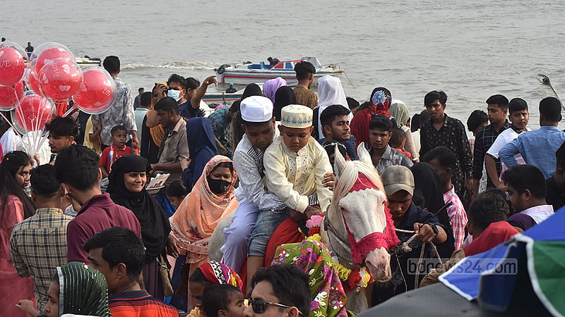 পতেঙ্গা সমুদ্র সৈকতে বেড়াতে এসে ঘোড়ায় সরওয়ার দুই শিশু ঘুরছে ভিড় ঠেলে।