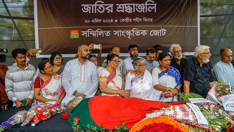 কেন্দ্রীয় শহীদ মিনারে সর্বস্তরের মানুষের শ্রদ্ধা জ্ঞাপনের সময় শিব নারায়ণ দাশের মরদেহের পাশে ছিলেন তার পরিবারের সদস্যরা।