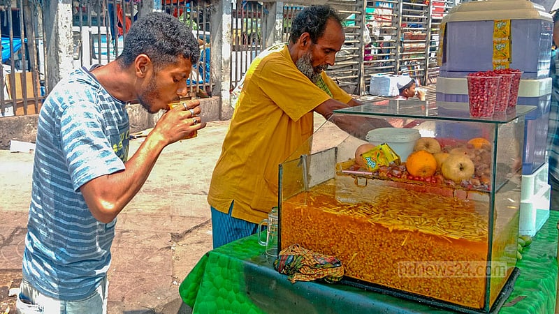 বৈশাখের তপ্ত দুপুরে সোমবার ঢাকার গুলিস্তান এলাকায় ফলের রস পান করছেন এক ব্যক্তি।