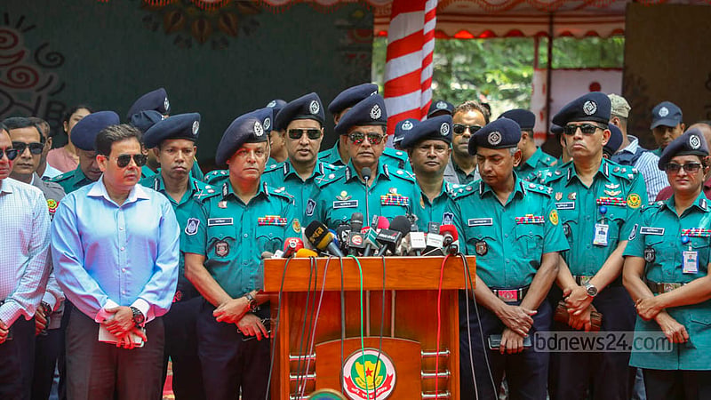 বৈশাখ বরণের নিরাপত্তা প্রস্তুতি পরিদর্শন শেষে মঙ্গলবার রমনা বটমূল প্রাঙ্গণে সাংবাদিকদের সঙ্গে কথা বলেন ডিএমপি কমিশনার হাবিবুর রহমান।