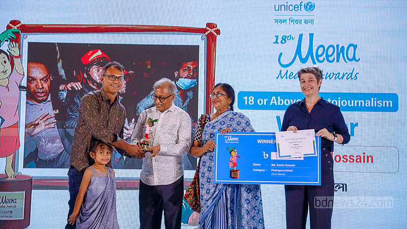ঢাকার সোনারগাঁও হোটেলে সোমবার মীনা অ্যাওয়ার্ডস বিতরণ ১৮ বছর ও তদুর্ধ্ব ফটো সাংবাদিকতা ক্যাটাগরিতে বিজয়ী প্রথম আলোর আলোকচিত্রী সাজিদ হোসেন হাতে পুরস্কার তুলে দেন আলোকচিত্রী নাসির আলী মামুন।