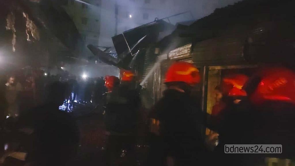 টঙ্গীতে পুড়ল নিত্যপণ্যের ১২ গুদাম