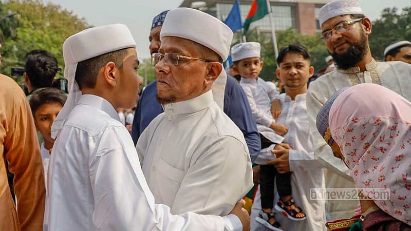 জাতীয় ঈদগাহে বৃহস্পতিবার সকালে ঈদুল ফিতরের নামাজ শেষে কোলাকুলি।
