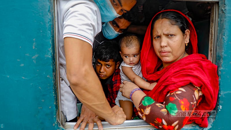 জয়দেবপুর রেলওয়ে স্টেশন থেকে জামালপু কমিউটারের এতো মানুষ উঠেছে যে ট্রেনের ভেতরে পা রাখার জায়গা নেই।