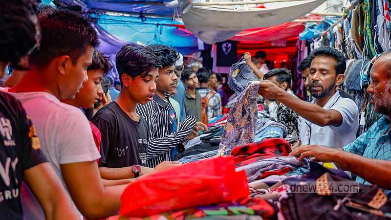 গুলিস্তান শপিং কমপ্লেক্সের সামনের ফুটপাতের দোকানগুলোতে সব বয়সীদের আনাগোনা থাকলেও তরুণদের সংখ্যাই বেশি।