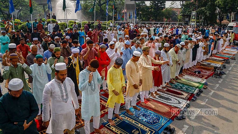 জাতীয় ঈদগাহে জায়গা না হওয়ায় বৃহস্পতিবার অনেকেই রাস্তায় ঈদের জামাতে অংশ নেন।