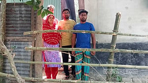 প্রতিবেশীর বাঁশের বেড়ায় অবরুদ্ধ দুই পরিবার