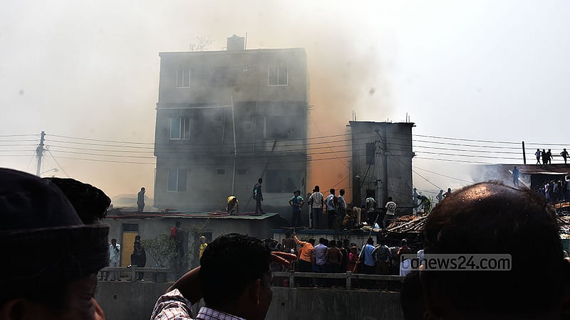 চট্টগ্রামের ফিরিঙ্গি বাজারের টেকপাড়া বস্তি ও লাগোয়া এয়াকুব নগর বস্তিতে সোমবার দুপুরে আগুন নেভাতে ব্যস্ত ফায়ার সার্ভিসের কর্মীরা।