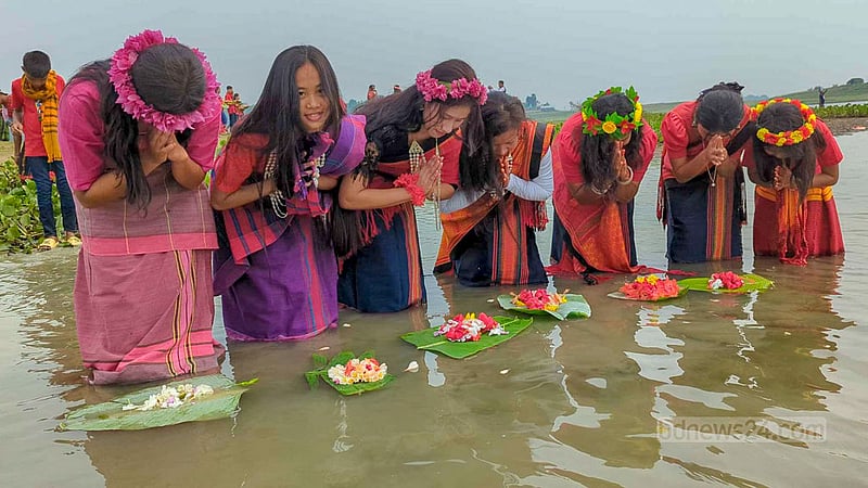 রাঙ্গামাটির কাপ্তাই হ্রদে শুক্রবার সকালে ফুল ভাসিয়ে নতুন বছরের মঙ্গল কামনায় গঙ্গা দেবীর কাছে প্রার্থনায় আদিবাসী নারীরা।