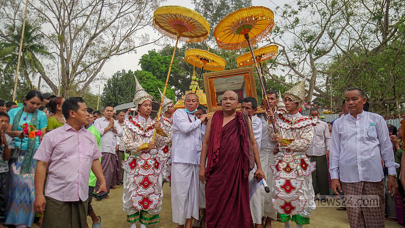 সব আনুষ্ঠানিকতা শেষে ভিক্ষুর মৃতদেহ দাহ করার জন্য কাঁধে বহন করে নিয়ে আসা হয়।