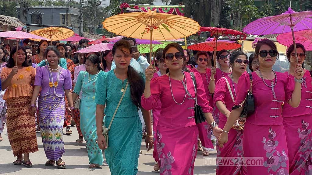 শোভাযাত্রা-জলকেলিতে বর্ণিল মারমাদের সাংগ্রাই