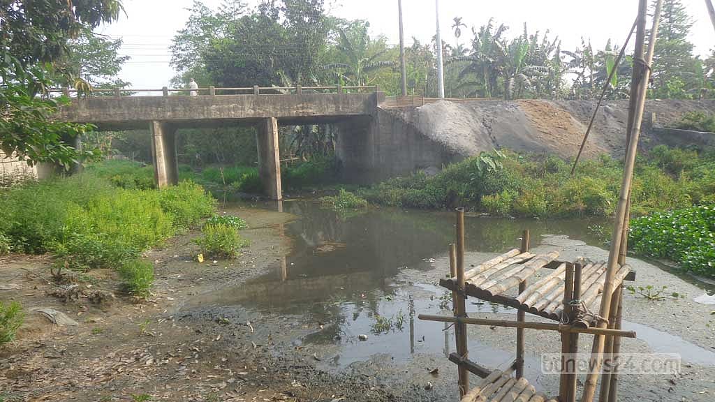 ‘যত দূর খালডা গেছে, শুধু ময়লাই’