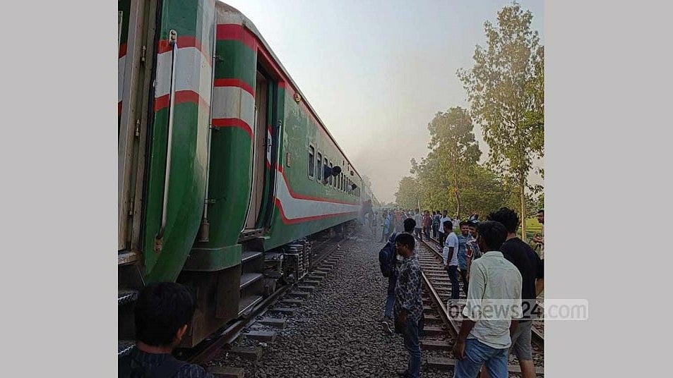 ‘তীব্র গরমে’ টাঙ্গাইলে সিল্কসিটিতে আগুন, দেড় ঘণ্টা পর চলল ট্রেন