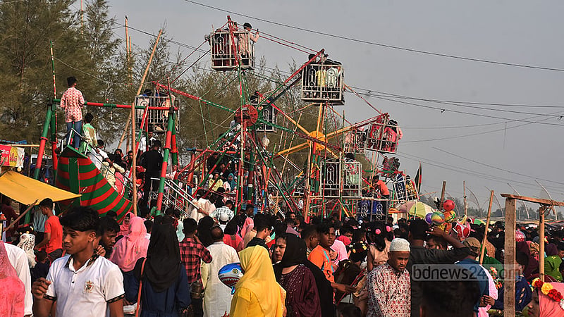 ঈদের পরদিন শুক্রবার বিকালে চট্টগ্রামের পতেঙ্গা সমুদ্র সৈকতে বেড়াতে এসে অনেকেই চড়েন নাগরদোলায়।