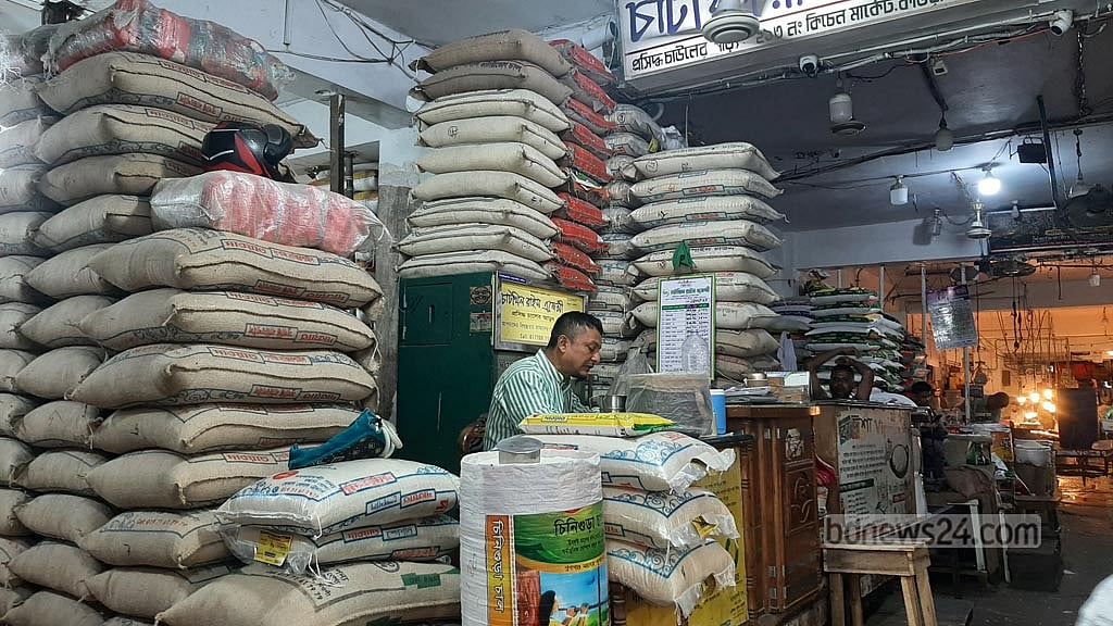 এখনও জাত-দাম নেই বস্তায়, বিক্রেতারা বলছেন ‘আগের চাল’