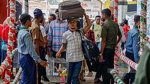 ভিড় বাড়লেও ‘স্বস্তির ঈদযাত্রা’ কমলাপুরে