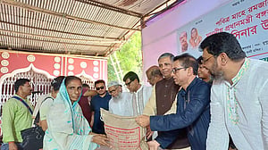রমনা কালী মন্দিরে খাদ্য সামগ্রী বিতরণ আওয়ামী লীগের