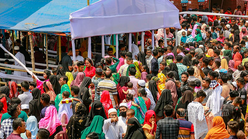 ঈদের ছুটিতে শুক্রবার মিরপুরে চিড়িয়াখানার প্রধান ফটকের সামনে প্রবেশের অপেক্ষায় দর্শনার্থীরা।