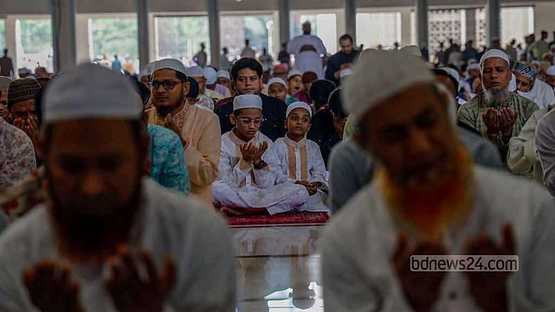 বায়তুল মোকাররম জাতীয় মসজিদে বৃহস্পতিবার সকালে ঈদুল ফিতরের নামাজ শেষে দেশ ও জাতির মঙ্গল কামনায় মোনাজাতে অংশ নেন মুসলমানরা।