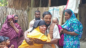 সদরঘাটে নিহত এক পরিবারের ৩ জনের লাশ পিরোজপুরে দাফন