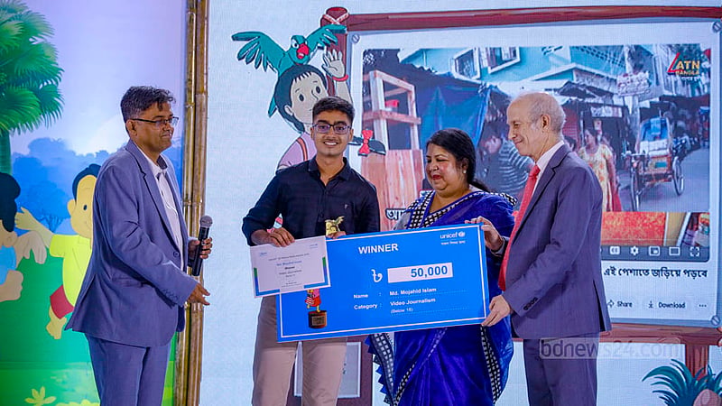 ঢাকার সোনারগাঁও হোটেলে সোমবার মীনা অ্যাওয়ার্ডস অনুষ্ঠানে শিশু সাংবাদিকদের হাতে পুরস্কার তুলে দেন এএফপির ব্যুরো প্রধান শফিকুল আলম, স্পিকার শিরীন শারমিন চৌধুরী এবং বাংলাদেশে ইউনিসেফ সহকারী প্রতিনিধি এমা ব্রিঘাম।