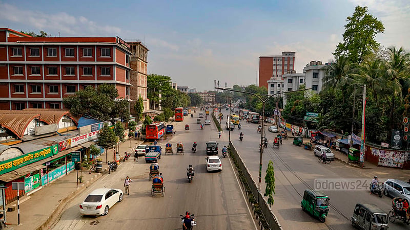 ঢাকার মিরপুরের দারুস সালাম এলাকায় সড়ক ঈদের ছুটির আগেই ফাঁকা।