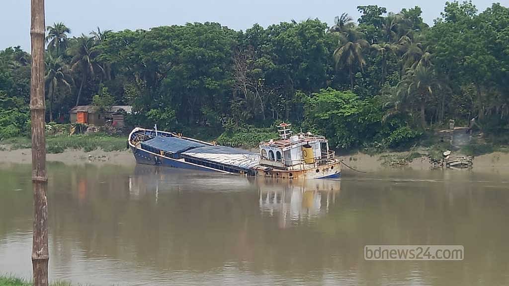 নওয়াপাড়া নৌ-বন্দরে কয়লাবাহী জাহাজ ডুবি