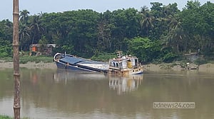 নওয়াপাড়া নৌ-বন্দরে কয়লাবাহী জাহাজ ডুবি