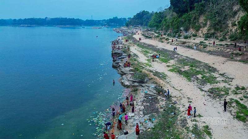পাখির চোখে রাঙ্গামাটি শহরের কাপ্তাই হ্রদে চাকমা সম্প্রদায়ের ফুল ভাসানোর দৃশ্য।&amp;nbsp;ছবি:&amp;nbsp;সুলাইমান নিলয়