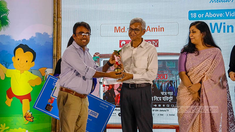 ঢাকার সোনারগাঁও হোটেলে সোমবার অষ্টাদশ মীনা অ্যাওয়ার্ডস অনুষ্ঠানে ১৮ বছর ও তদুর্ধ্ব ভিডিও সাংবাদিকতা ক্যাটাগরিতে বিজয়ীদের হাতে পুরস্কার তুলে দেন বাংলাদেশ টেলিভিশনের মহাপরিচালক ড. মো. জাহাঙ্গীর আলম।