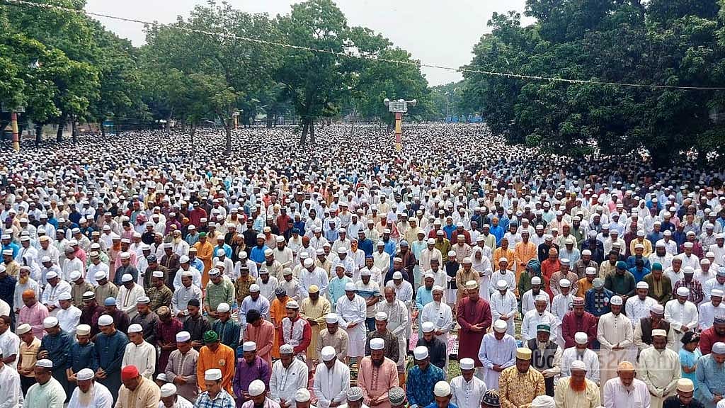 শোলাকিয়ায় ৬ লাখ মানুষের নামাজ আদায়