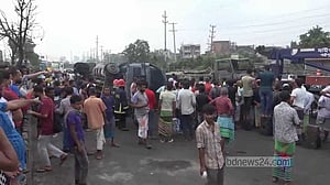 তেলের ট্যাংকারে আগুন: হাসপাতালে ভর্তি ৪ জনের অবস্থা গুরুতর