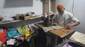 ঈদ ঘিরে অনবরত চলছে দর্জিবাড়ির সেলাই মেশিন
