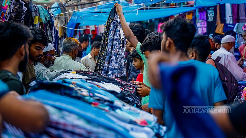 গুলিস্তান শপিং কমপ্লেক্সের সামনের এ ফুটপাতের দোকানগুলোতে কেনাকাটায় ব্যস্ত মানুষের ভিড় দেখে বোঝার উপায় নেই এটি ফুটপাত না কি মার্কেট।
