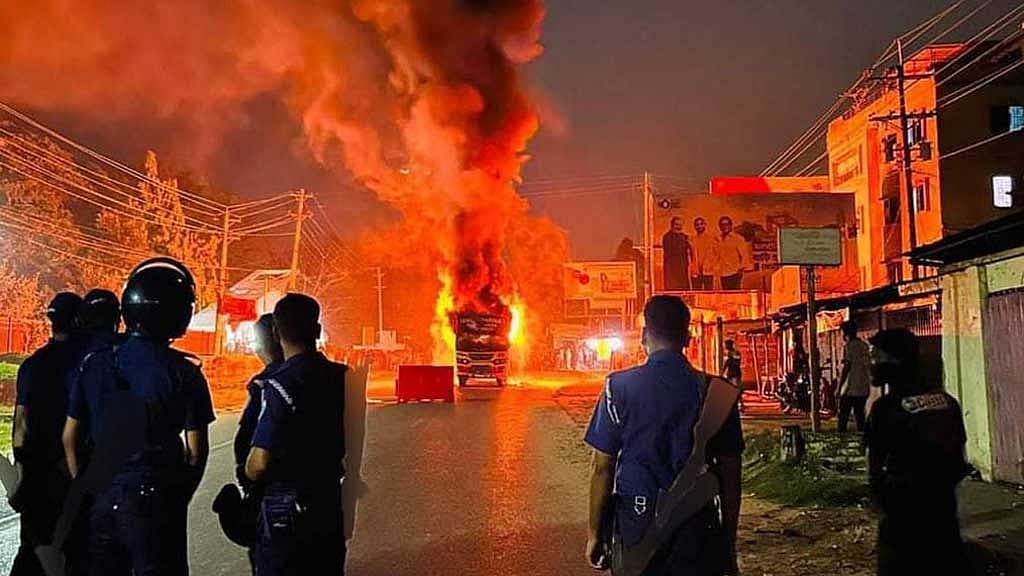 চুয়েটের সামনে পোড়ানো হলো বাস