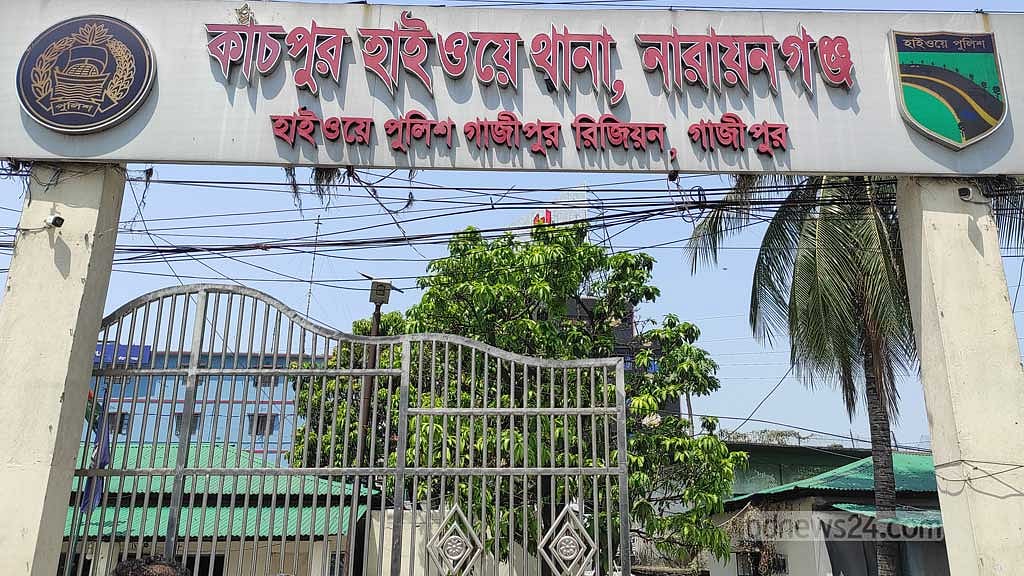 নারায়ণগঞ্জে রাস্তা পার হতে গিয়ে বাস চাপায় বাবা-ছেলের মৃত্যু