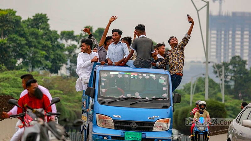 হাতিরঝিলে ঈদের দিন পুলিশের তৎপরতা না থাকায় উশৃঙ্খলা করতে দেখা যায় অনেককেই।