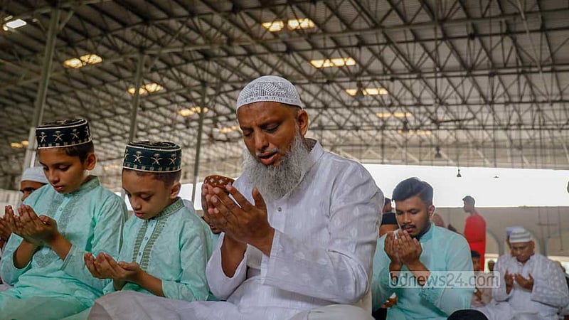 বায়তুল মোকাররম জাতীয় মসজিদে বৃহস্পতিবার সকালে ঈদুল ফিতরের নামাজ শেষে দেশ ও জাতির মঙ্গল কামনায় মোনাজাতে অংশ নেন মুসলমানরা।