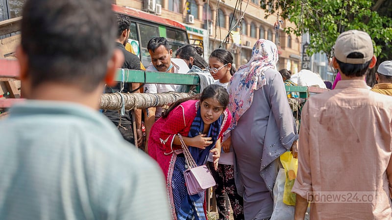 ঢাকার নিউ মার্কেটের সামনে ওভারব্রিজ না থাকায় অসংখ্য মানুষ ঝুঁকি নিয়ে সড়ক পার হচ্ছেন সড়ক বিভাজকের মধ্য দিয়ে।
