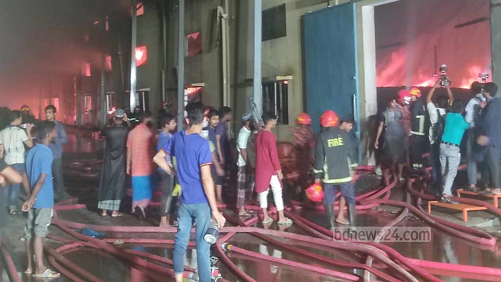 খুলনায় পাটকল জ্বলছে, নিয়ন্ত্রণে নেমেছে নৌবাহিনীও