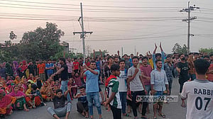 নারায়ণগঞ্জে শ্রমিক-পুলিশ সংঘর্ষে আহত ১২