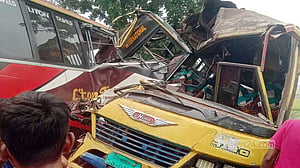 নড়াইলে দুই বাসের সংঘর্ষে প্রাণ গেল এক চালকের, আহত ২০