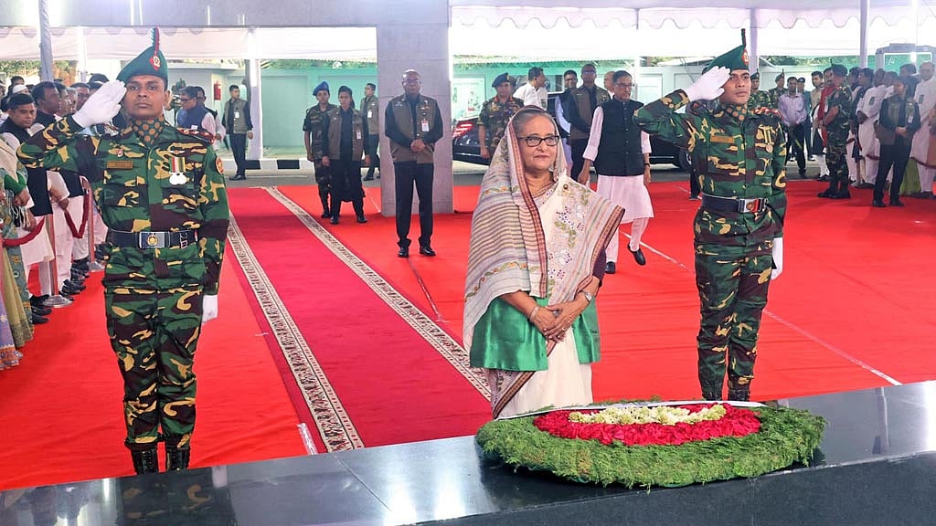 মুজিবনগর দিবসে বঙ্গবন্ধুর প্রতিকৃতিতে প্রধানমন্ত্রীর শ্রদ্ধা