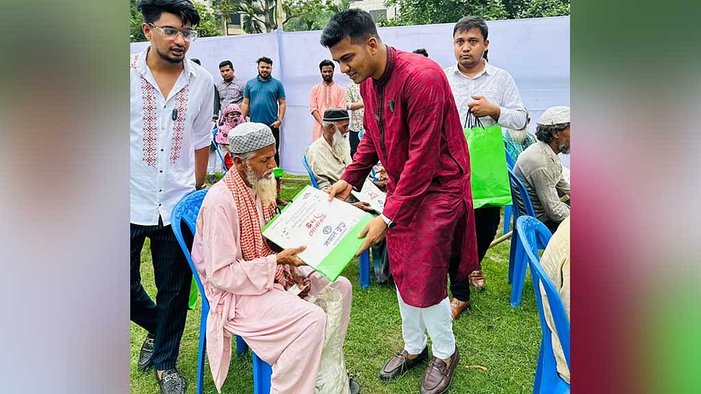 অসহায় ও ছিন্নমূল ৭০০ পরিবারের মাঝে ছাত্রলীগের ঈদ উপহার