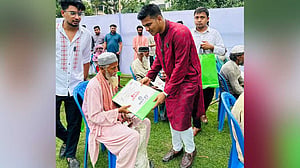 অসহায় ও ছিন্নমূল ৭০০ পরিবারের মাঝে ছাত্রলীগের ঈদ উপহার